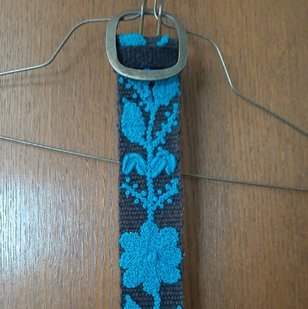 Pistil blue and black floral print belt